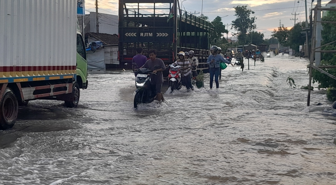 Pengguna jalan Purwodadi-Blora lewati derasnya air banjir di Krajan Getasrejo, Jumat (15/3/2024). (Masrikin/kabarterdepan.com) 