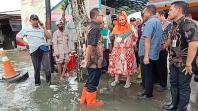 Wali Kota Semarang saat meninjau banjir di kawasan Tlogorejo Semarang, Sabtu (16/3/2024). (Ahmad/kabarterdepan.com)