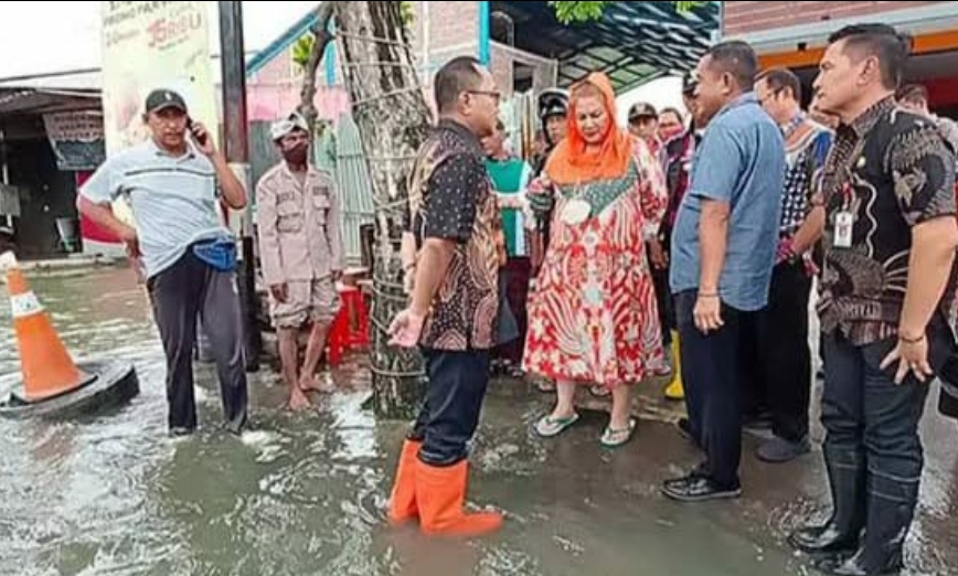 Wali Kota Semarang saat meninjau banjir di kawasan Tlogorejo Semarang, Sabtu (16/3/2024). (Ahmad/kabarterdepan.com) 