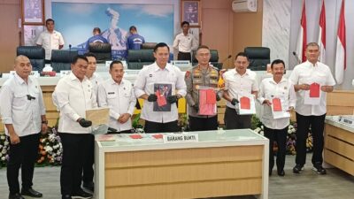 Menteri ATR/BPN Agus Harimurti Yudhoyono (AHY) memberikan keterangan pers di Mapolda Jatim, Sabtu (16/3/2024). (Redaksi/kabarterdepan.com)