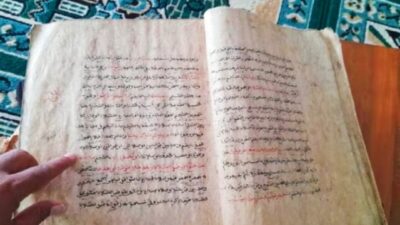 Manuskrip Arab berusia ratusan tahun di Masjid Mujahidin di Sragen. (Masrikin/kabarterdepan.com)