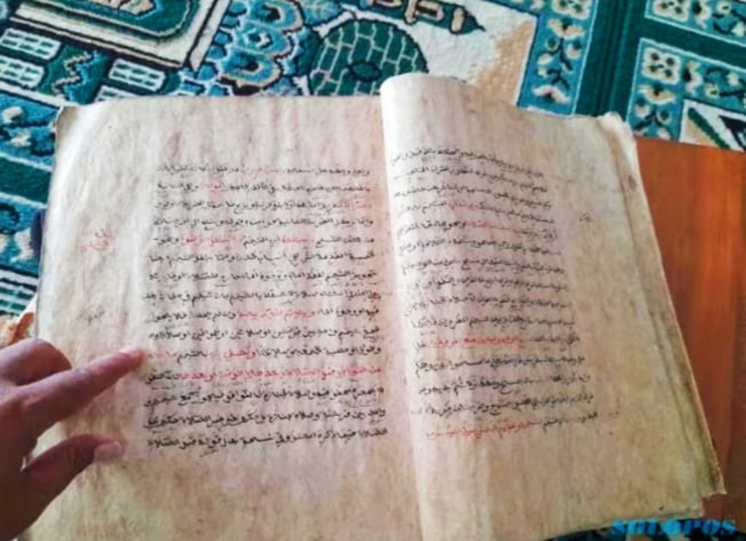Manuskrip Arab berusia ratusan tahun di Masjid Mujahidin di Sragen. (Masrikin/kabarterdepan.com) 