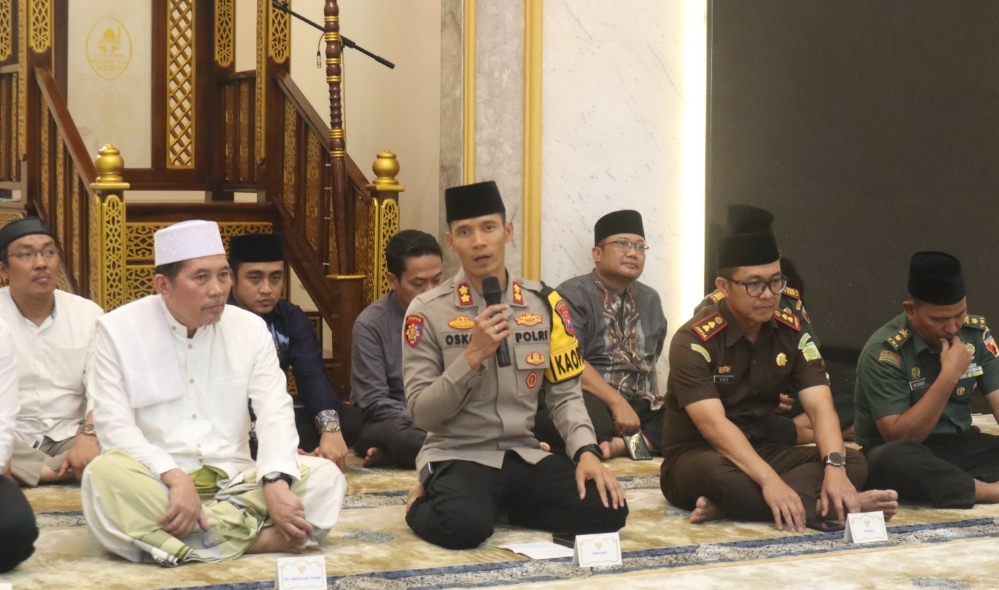 Kapolres Batu AKBP Oskar Syamsuddin, saat memberikan sambutan dalam kegiatan acara Safari Ramadan. (Yan/kabarterdepan.com) 