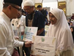 Pj Wali Kota Batu Aries Berikan Bantuan Uang dan Beras