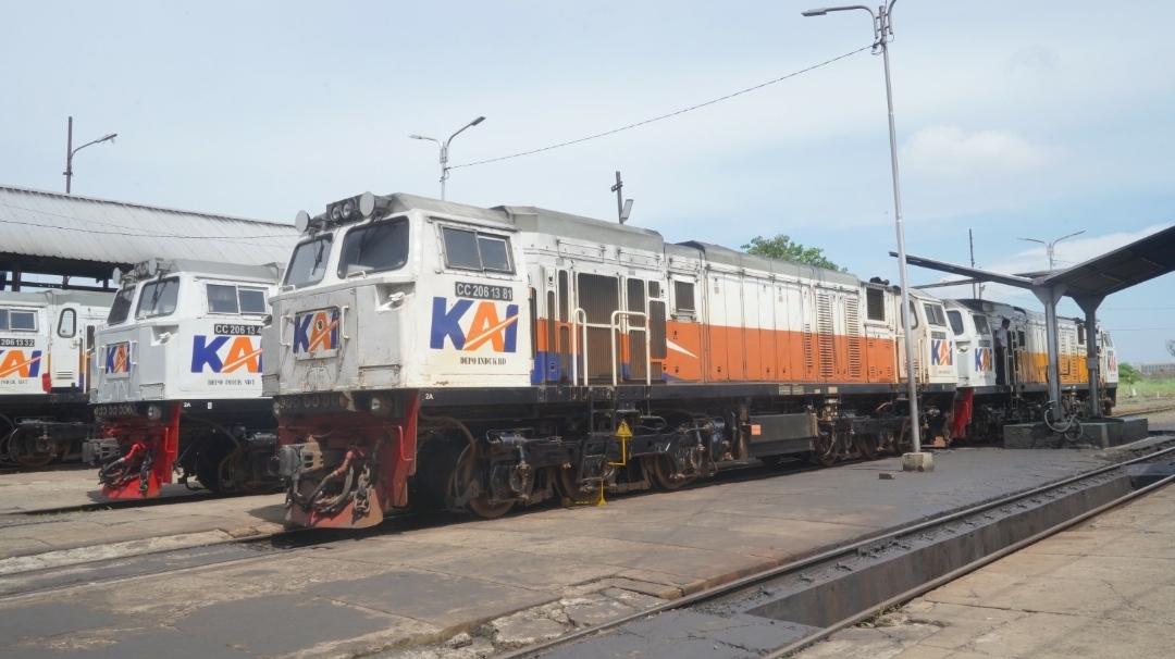 Sejumlah lokomotif KAI Daop 8 Surabaya yang disiapkan untuk layani angkutan lebaran 2024. (Catur/kabarterdepan.com) 