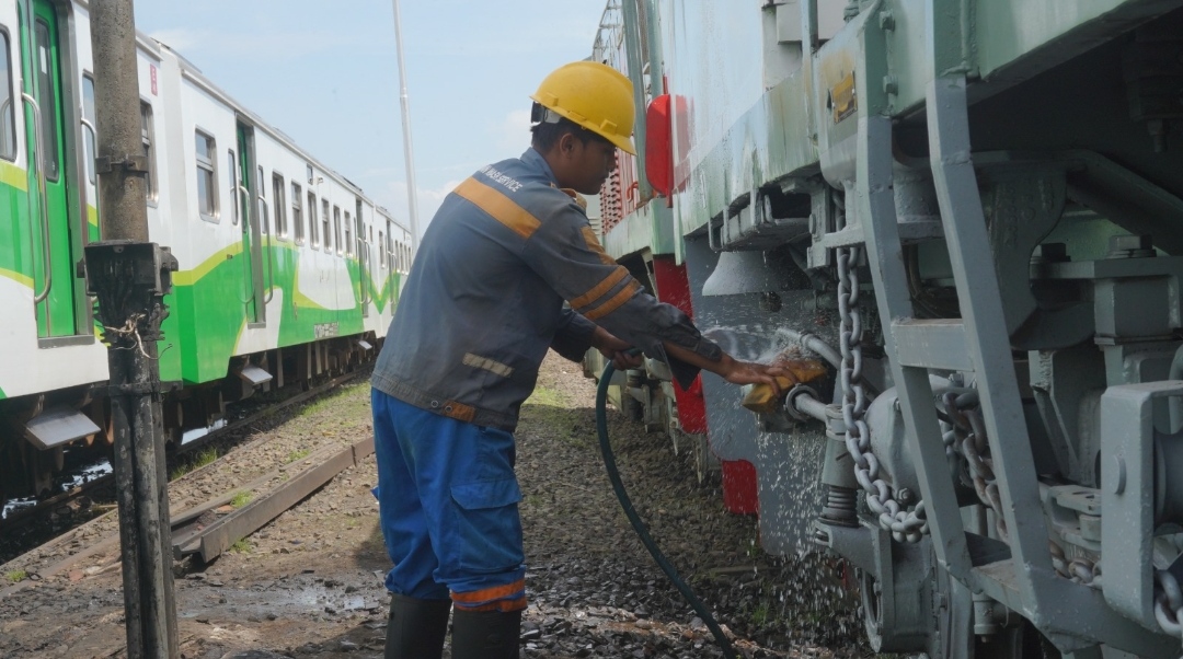 Petugas sedang mengecek kondisi lokomotif di Depo Sidotopo Daop 8 Surabaya, Selasa (19/3/2024). (Catur Irawan/kabarterdepan.com) 