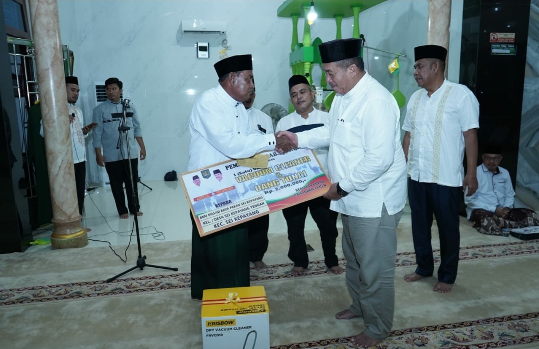 Wakil Bupati Asahan menyerahkan bantuan dalam kegiatan sadari ramadan. (Adha/kabarterdepan.com) 