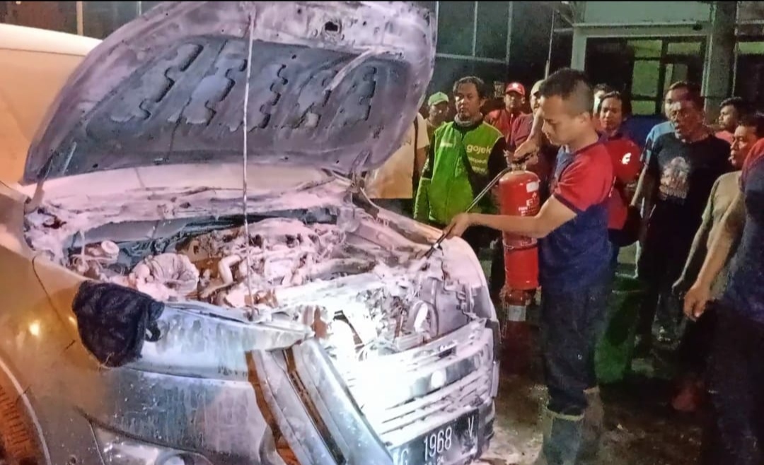 Kondisi mobil Innova Reborn yang terbakar, Selasa (19/3/2024) malam. (Joe/kabarterdepan.com)