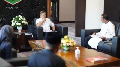 Pj Wali Kota Batu, Aries Agung Paewai saat memimpin rapat terbatas bersama Sekda Kota Batu, Zadiem Effisiensi dan OPD terkait untuk mempersiapkan pelaksanaan KWB Ramadan Festival 2024. (Yan/kabarterdepan.com)