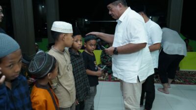 Wakil Bupati Asahan memberikan bantuan kepada anak yatim dan duafa. (Adha/kabarterdepan.com)