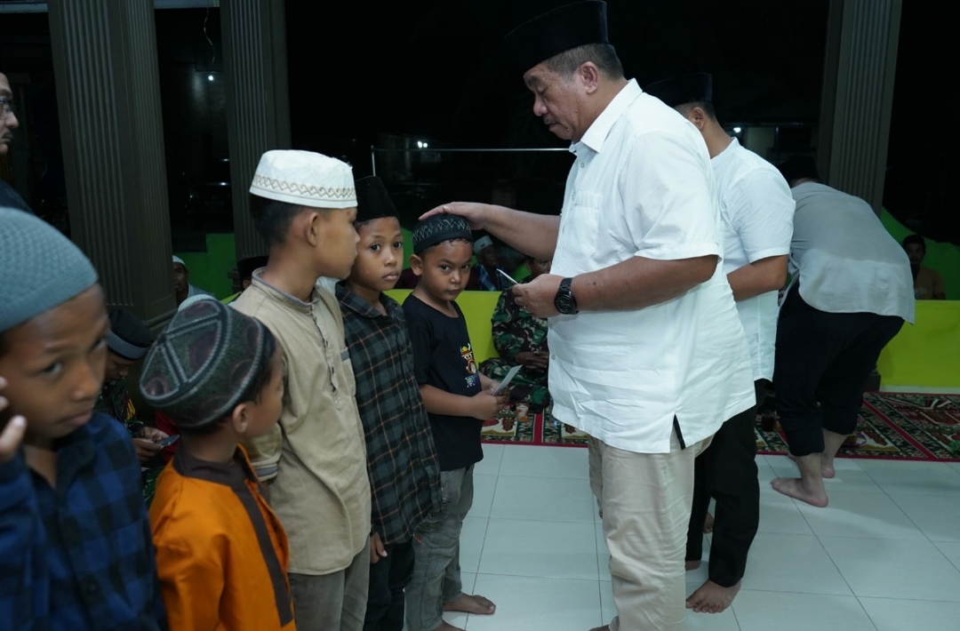 Wakil Bupati Asahan memberikan bantuan kepada anak yatim dan duafa. (Adha/kabarterdepan.com) 