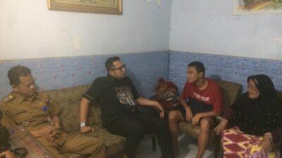 Pj Wali Kota Mojokerto saat berbincang dengan anak yatim Rafa dan neneknya. (Erix/kabarterdepan.com)