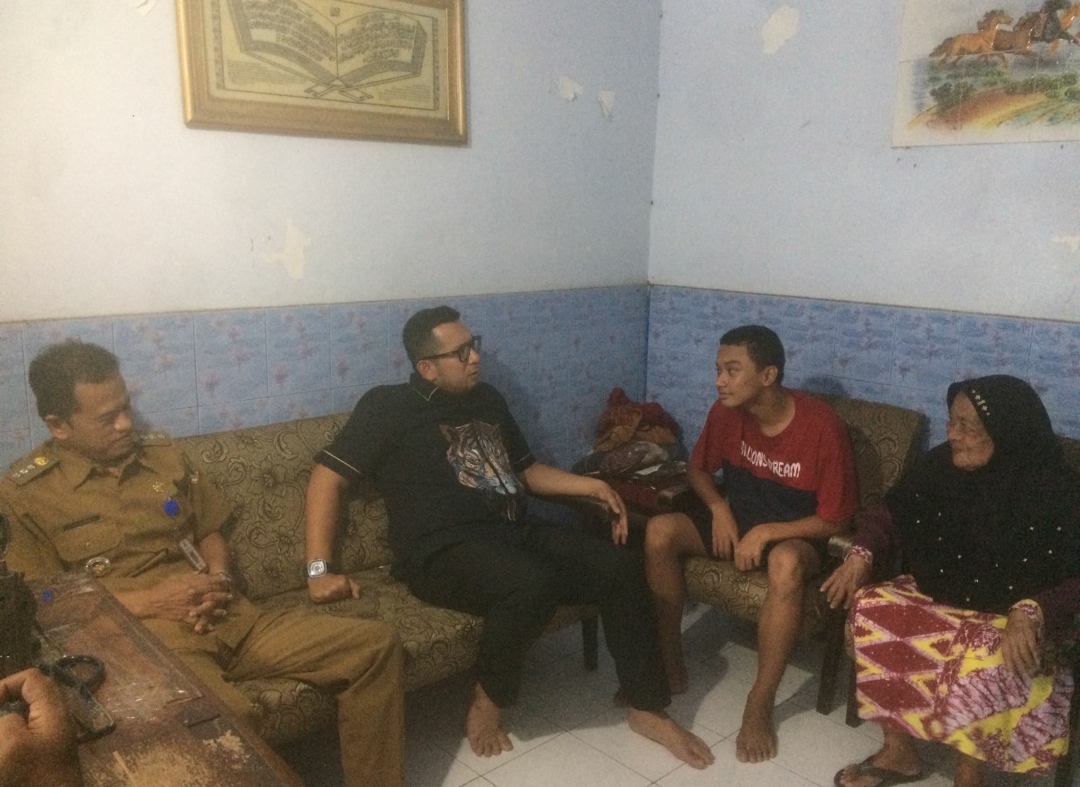 Pj Wali Kota Mojokerto saat berbincang dengan anak yatim Rafa dan neneknya. (Erix/kabarterdepan.com) 
