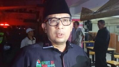 Pj Wali Kota Mojokerto, Mohammad Ali Kuncoro memberikan keterangan kepada awak media usai mendatangi RS Gatoel yang terbakar, Kamis (21/3/2024). (Joe/kabarterdepan.com)