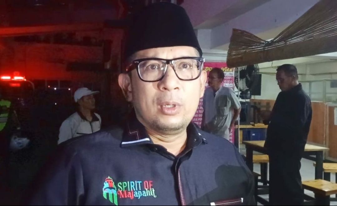 Pj Wali Kota Mojokerto, Mohammad Ali Kuncoro memberikan keterangan kepada awak media usai mendatangi RS Gatoel yang terbakar, Kamis (21/3/2024). (Joe/kabarterdepan.com) 