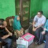 Ditemani Istri, PJ Wali Kota Mojokerto Berikan Bansos Kepada 2 Lansia Kurang Mampu