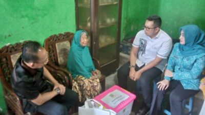 Keperdulian Pj Wali Kota Mojokerto terhadap lansia kurang mampu. (Erix/kabarterdepan.com)
