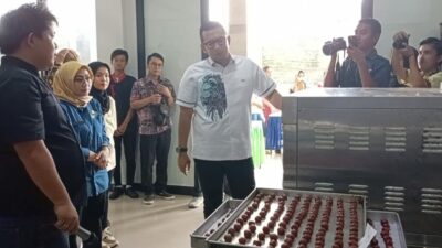 Pj Wali Kota Mojokerto didampingi Kepala Diskopukmperindag Kota Mojokerto saat meninjau pelatihan pembuatan kue kering, Kamis (21/3/2024). (Joe/kabarterdepan.com)