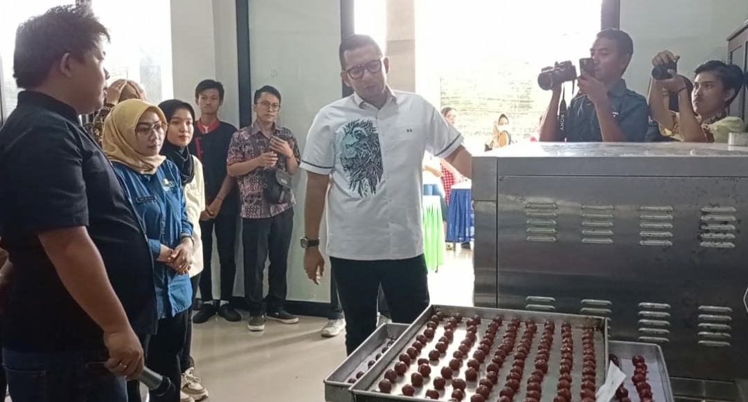 Pj Wali Kota Mojokerto didampingi Kepala Diskopukmperindag Kota Mojokerto saat meninjau pelatihan pembuatan kue kering, Kamis (21/3/2024). (Joe/kabarterdepan.com) 