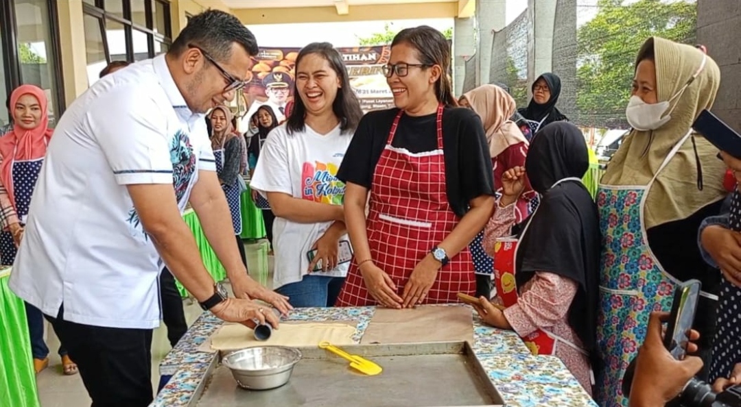 Pj Wali Kota Mojokerto memberikan semangat kepada peserta pelatiha pembuatan kue kering. (Joe/kabarterdepan.com) 