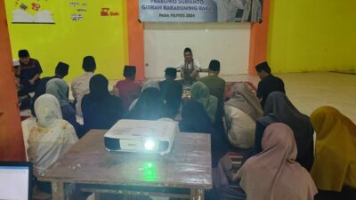 KH Samsul H.S, selaku Pengasuh Ponpes Mafatihul Muhtadin, saat Doa Bersama. (Yan/kabarterdepan.com)