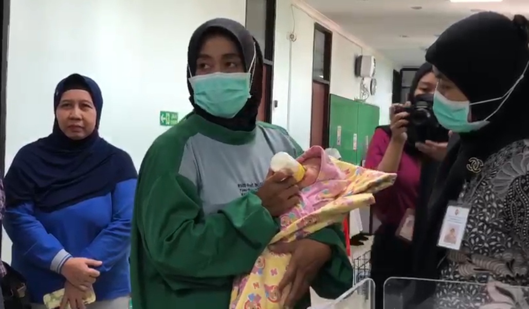 Bayi mungil mendapat perawatan maksimal di RS dr Soekandar, Mojosari, Mojokerto. (Redaksi/kabarterdepan.com) 