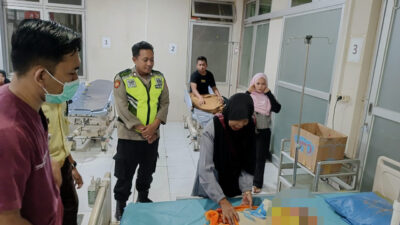 Polisi membawa bayi yang ditelantarkan orang tuanya ke Rumah Sakit dr Soekandar (Andy / Kabarterdepan.com)