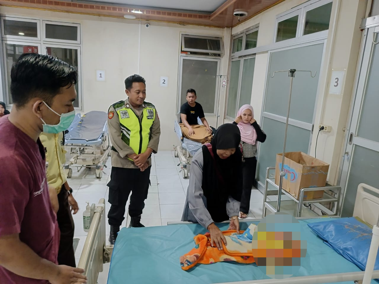 Polisi membawa bayi yang ditelantarkan orang tuanya ke Rumah Sakit dr Soekandar (Andy / Kabarterdepan.com) 