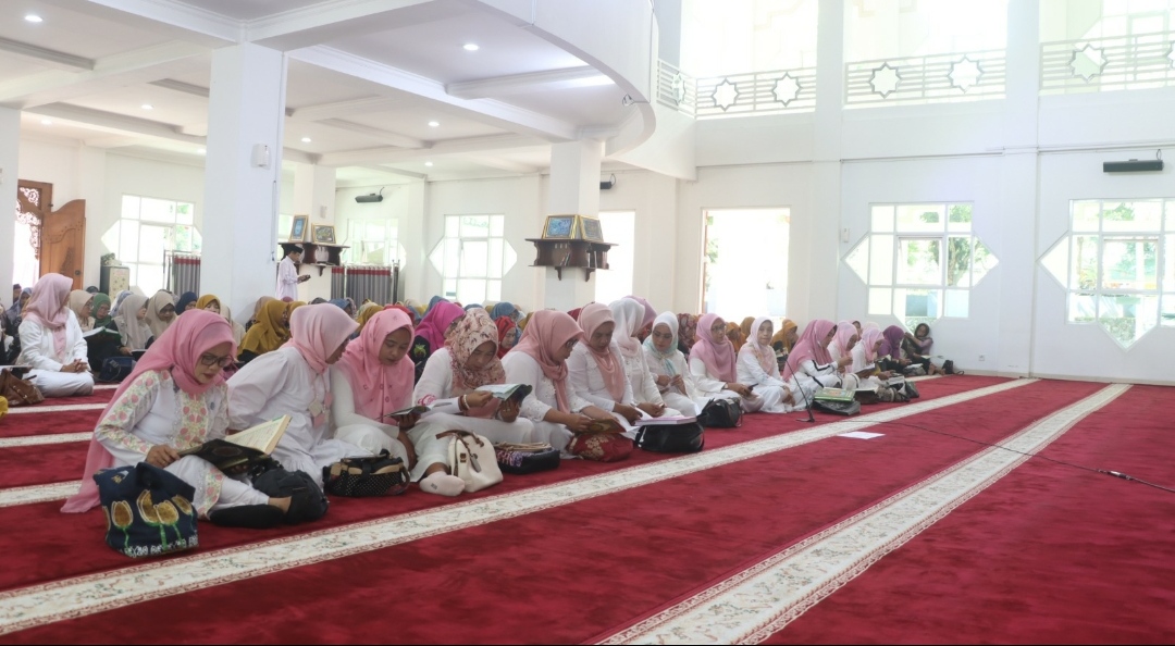 IMG 20240323 173604 1 Kegiatan acara Tadarus Alquran yang diikuti oleh pengurus Tim Penggerak PKK Kecamatan, Desa/Kelurahan se-Kota Batu di Masjid Brigjend Soegiyono, Balaikota Among Tani, Pemkot Batu. (Yan/kabarterdepan.com)