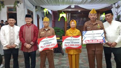Pj Wali Kota Batu Aries Agung Paewai, Sekda Pemkot Batu Zadiem Effisiensi, Kadinsos Pemkot Batu Ririk Mashuri beserta Ketua DPC LVRI Kota Batu Handri Isrwan, saat sesi foto bersama usai memberikan insentif dan hibah kepada para pejuang veteran Kota Batu, secara simbolis. (Yan/kabarterdepan.com)