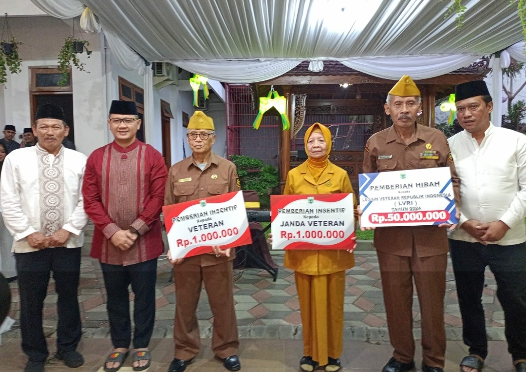 Pj Wali Kota Batu Aries Agung Paewai, Sekda Pemkot Batu Zadiem Effisiensi, Kadinsos Pemkot Batu Ririk Mashuri beserta Ketua DPC LVRI Kota Batu Handri Isrwan, saat sesi foto bersama usai memberikan insentif dan hibah kepada para pejuang veteran Kota Batu, secara simbolis. (Yan/kabarterdepan.com) 