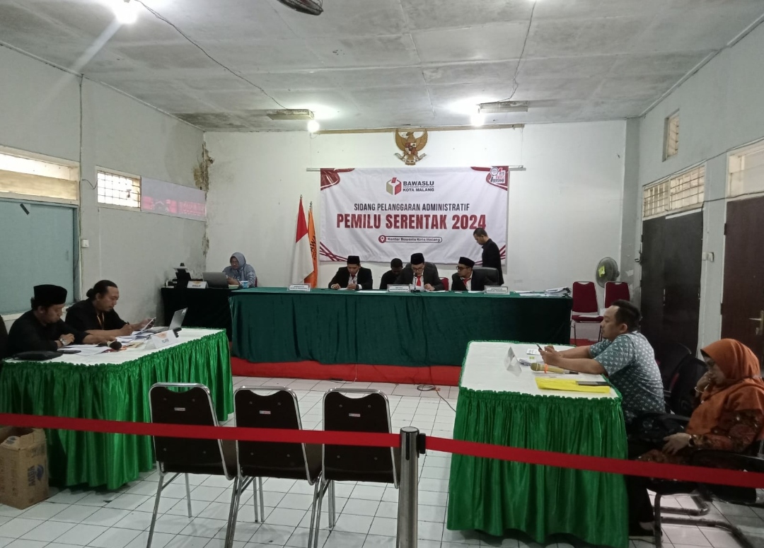 Suasana proses persidangan Pelanggaran Administratif di Bawaslu Kota Malang. (Yan/kabarterdepan.com) 