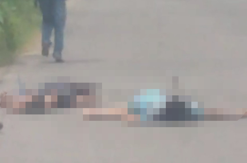 Tangkapan layar CCTV yang memperlihatkan kedua korban tergeletak di jalan (Andy / Kabarterdepan.com)
