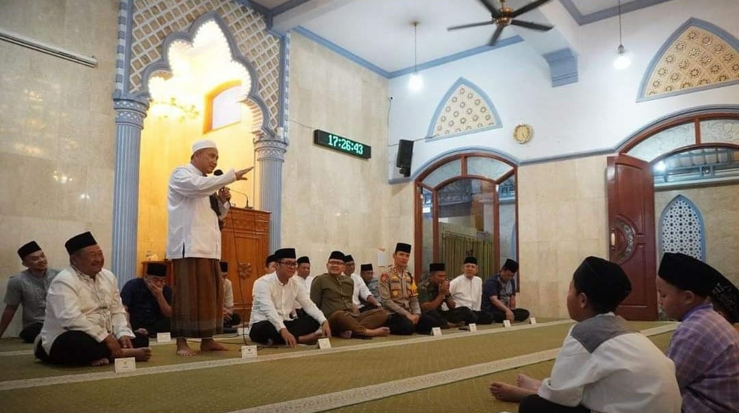 Pj Wali Kota Batu Aries Agung Paewai saat mendengarkan tausiyah yang disampaikan KH. Munir Fatchullah, pengasuh Pondok Pesantren Darus Sa’adah, Kelurahan Temas, Kecamatan Batu, Kota Batu. (Yan/kabarterdepan.com) 
