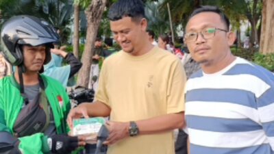 Pelaksanaan bagi takjil gratis HILDA dan Grab di Surabaya, Selasa (26/3/2024). (Redaksi/kabarterdepan.com)