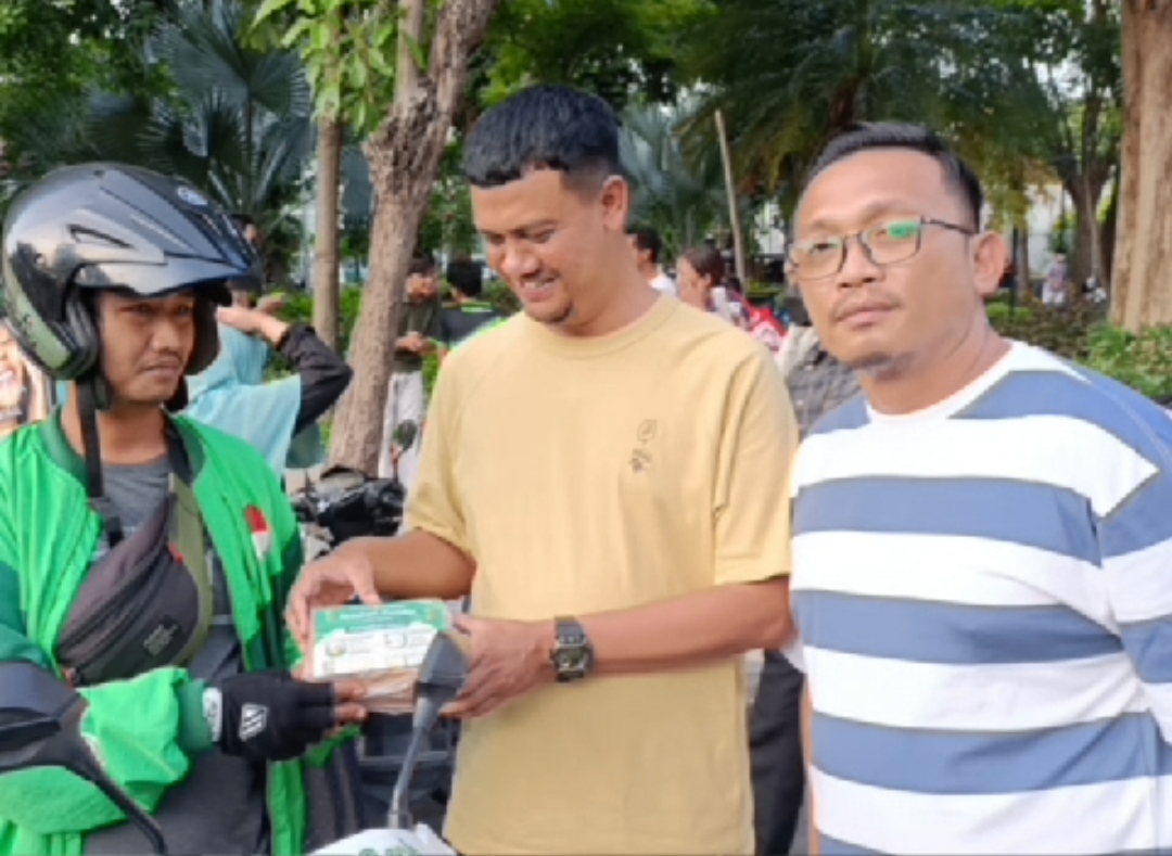 Pelaksanaan bagi takjil gratis HILDA dan Grab di Surabaya, Selasa (26/3/2024). (Redaksi/kabarterdepan.com) 