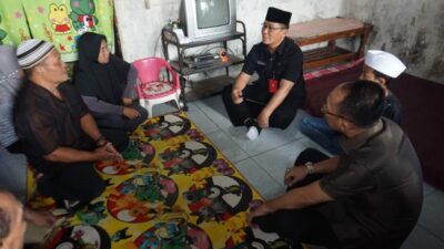 Sekda Kota Mojokerto (kopiah hitam) bersama sejumlah OPD Kota Mojokerto mengunjungi salah satu rumah anak yatim piatu, Selasa (26/3/2024). (Erix/kabarterdepan.com)