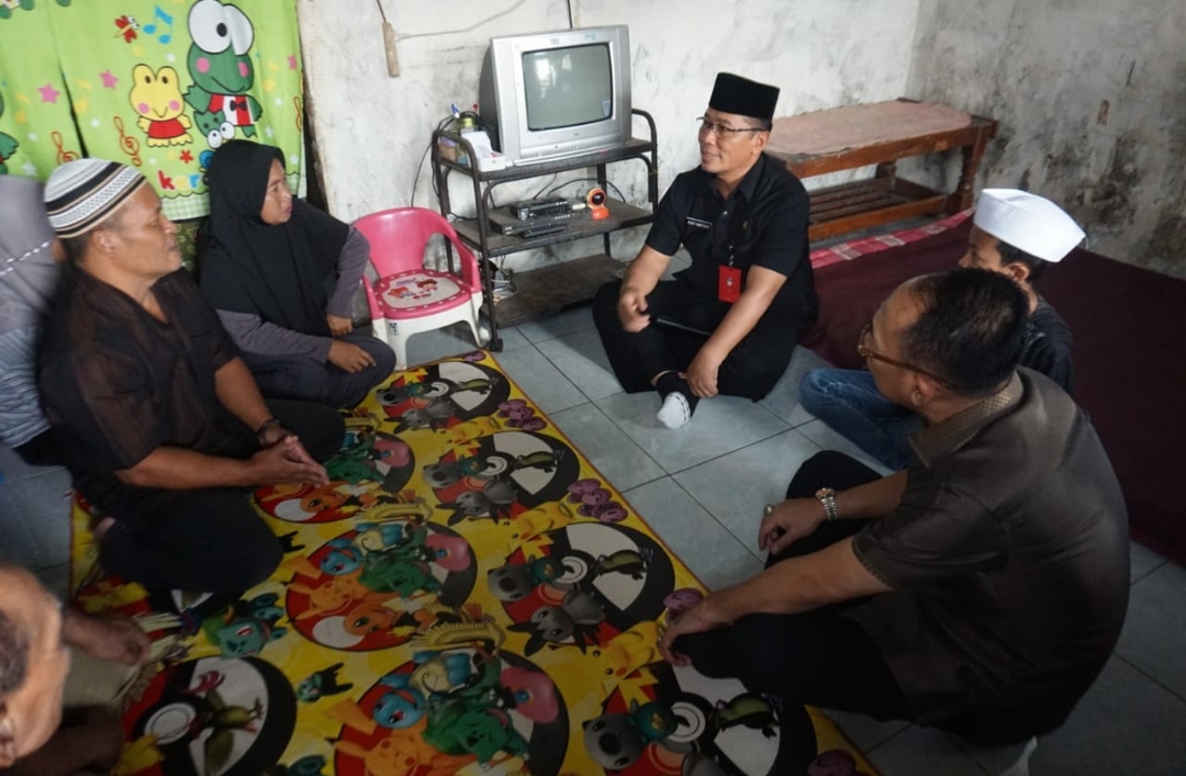 Sekda Kota Mojokerto (kopiah hitam) bersama sejumlah OPD Kota Mojokerto mengunjungi salah satu rumah anak yatim piatu, Selasa (26/3/2024). (Erix/kabarterdepan.com) 
