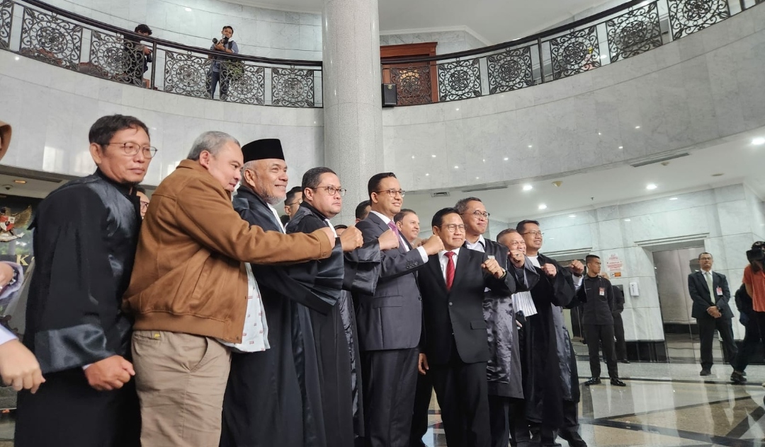 Anies Baswedan bersama Muhaimin Iskandar hadir dalam sidang sengketa pemilu di MK, Rabu (27/3/2024). (Fajri/kabarterdepan.com)