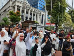 Ratusan Pendukung AMIN Berkumpul di Depan Gedung MK, Teriakkan Anies Presiden