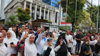 Emak-emak pendukungnya AMIN beri dukungan kepada Anies-Muhaimin di depan gedung Mahkamah Konstitusi, Rabu (27/3/2024). (Fajri/kabarterdepan.com)