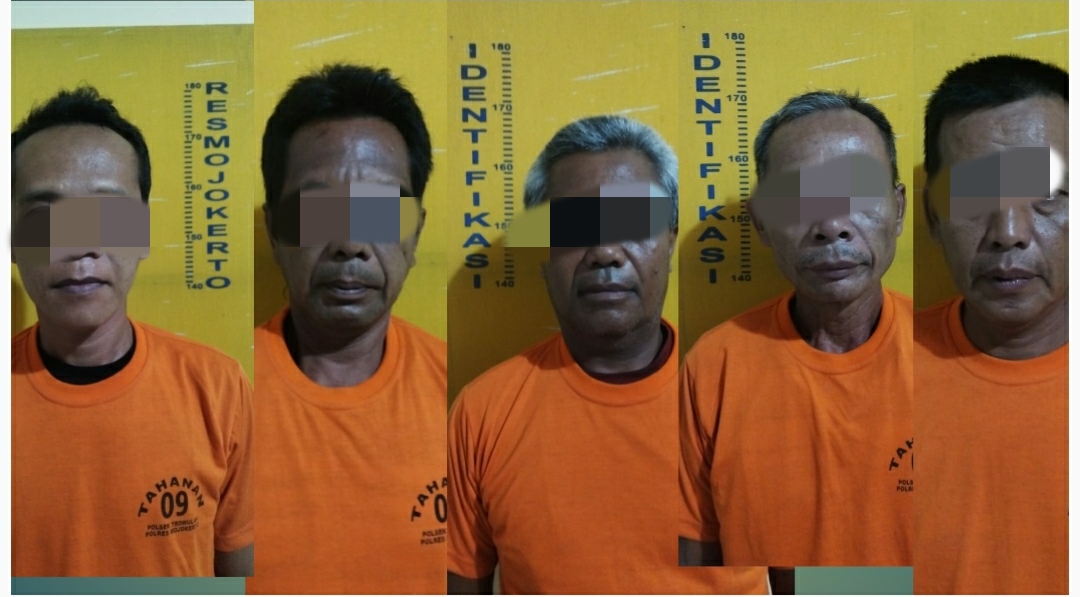 Kelima sopir yang ditangkap karena main judi remi. (Humas Polsek Trowulan) 