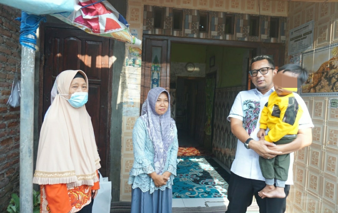 Mas Pj beri semangat kepada orangtua dengan penderita stunting di Kota Mojokerto, Rabu (27/3/2024). (Erix/kabarterdepan.com) 