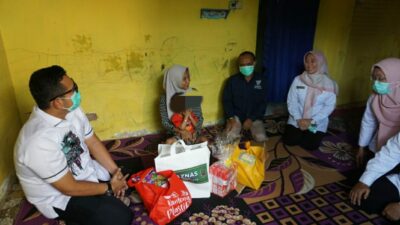 Mas Pj Wali Kota Mojokerto bersama Kepala Dinkes PPKB Kota Mojokerto mengunjungi anak penderita TBC, Rabu (27/3/2024). (Erix/kabarterdepan.com)