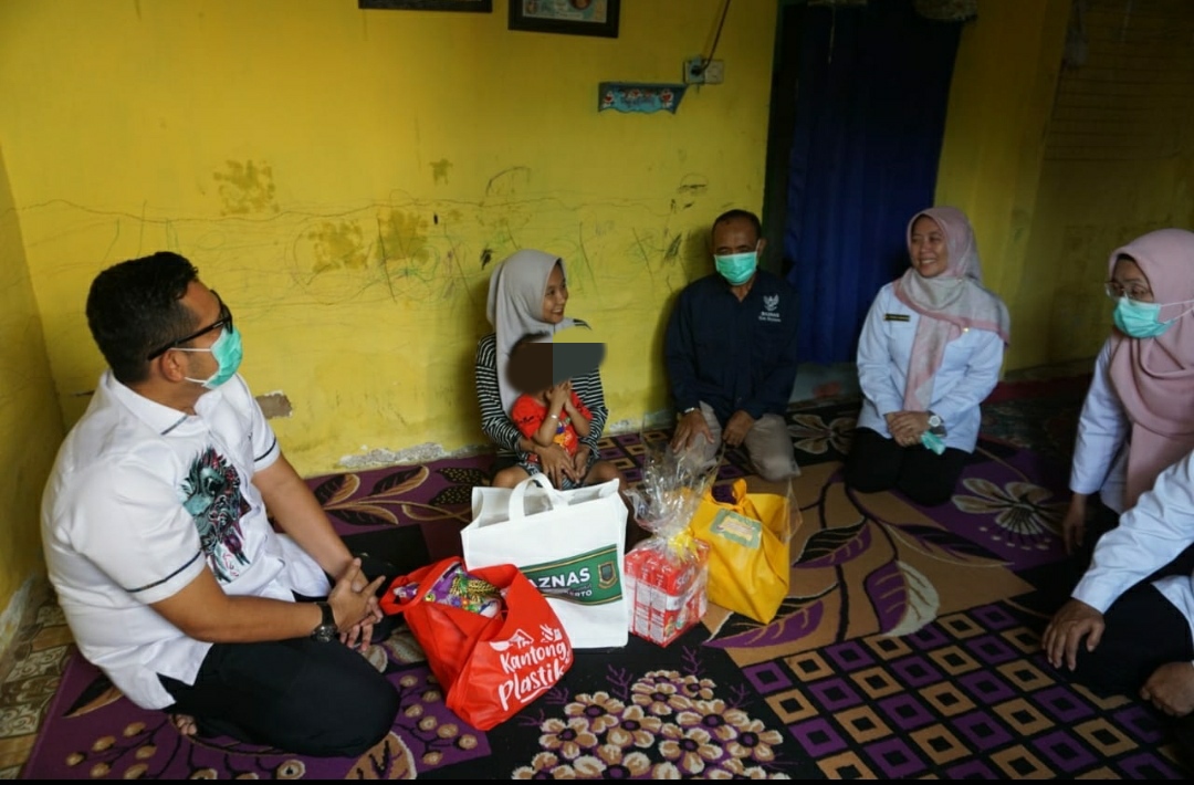 Mas Pj Wali Kota Mojokerto bersama Kepala Dinkes PPKB Kota Mojokerto mengunjungi anak penderita TBC, Rabu (27/3/2024). (Erix/kabarterdepan.com) 