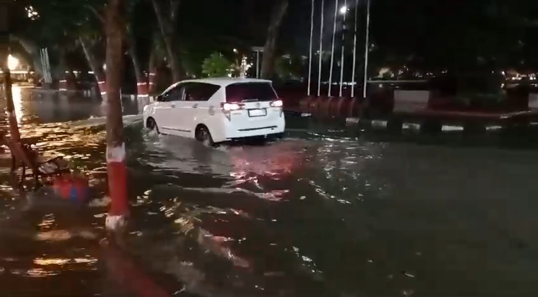 IMG 20240327 222349 2 Kondisi di seputar alun-alun Purwodadi Grobogan yang juga tergenang air, Rabu (27/3/2024). (Masrikin/kabarterdepan.com)