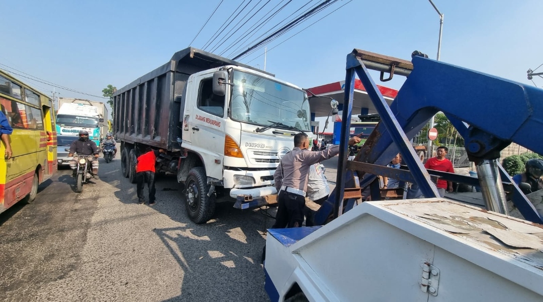 Proses evakuasi truk yang terlibat kecelakaan beruntun di Ngoro Mojokerto, Rabu (27/3/2024). (Redaksi/kabarterdepan.com) 