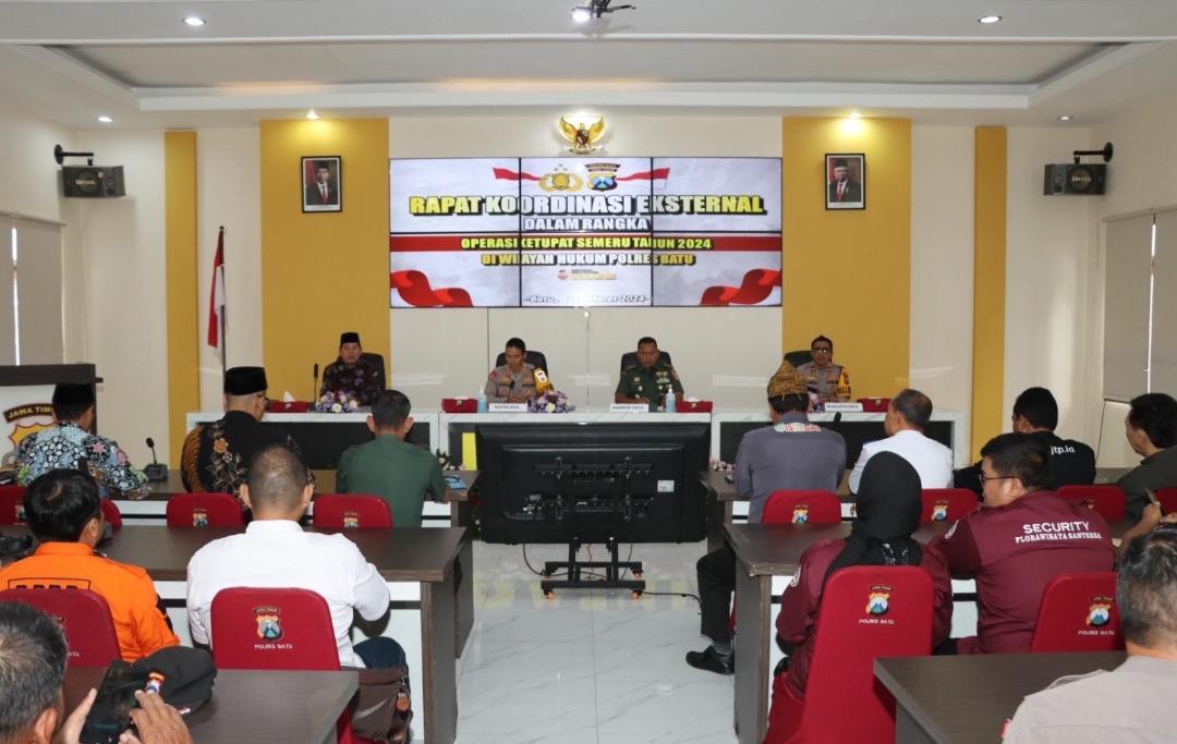 Kapolres Batu AKBP Oskar Syamsuddin, saat memimpin Rakor Eksternal Operasi Ketupat Semeru 2024. (Yan/kabarterdepan.com) 