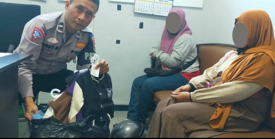 Aipda Deddy mengamankan 2 wanita pencuri baju, Sabtu (30/3/2024). (Yan/kabarterdepan.com) 
