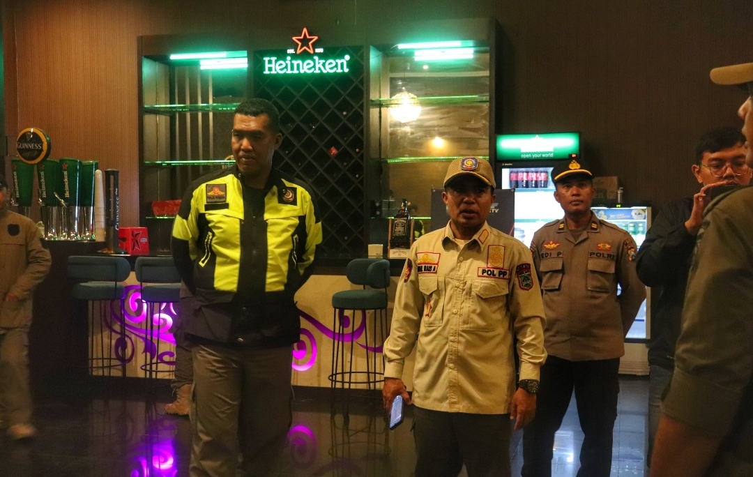 Kasat Pol PP Pemkot Batu Abdul Rais bersama tim gabungan,saat menertibkan PKL dan tempat hiburan malam. (Yan/kabarterdepan.com) 